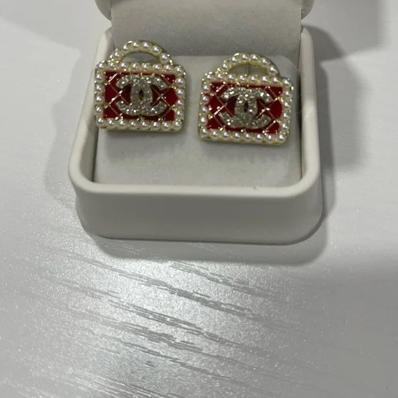 CHANEL Fuchsia Floral Embossed Wallet - Picture 6 of 16